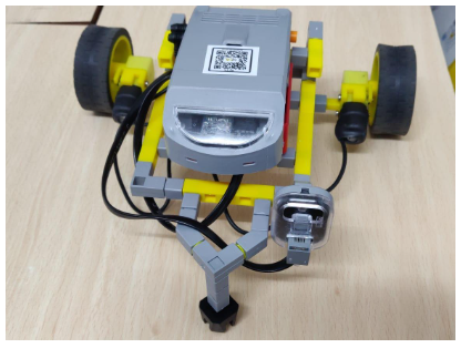 LDR sensor to the front and the motors to the Qbrick ports